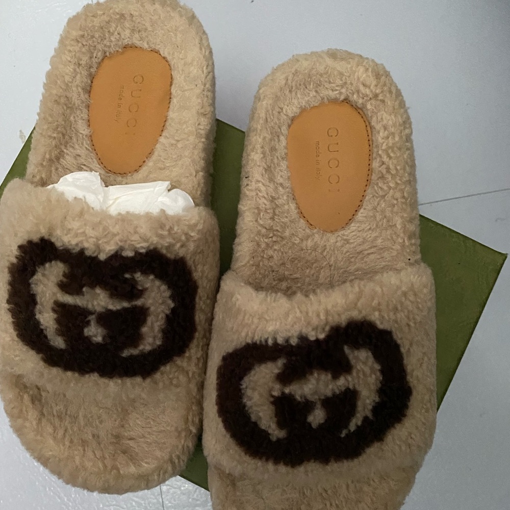 Girls furry Gucci slides